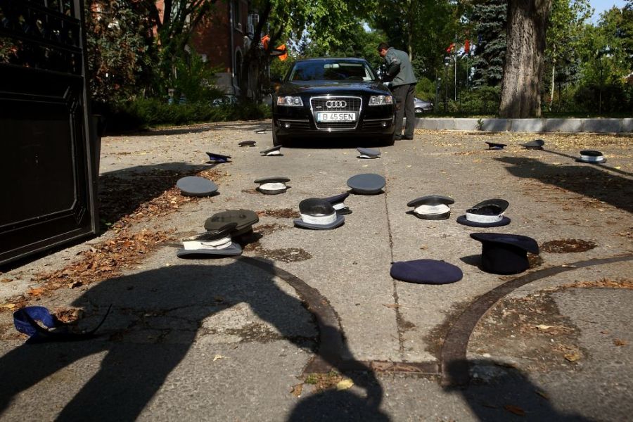 Sindicalistii din Federatia Sindicatelor din Administratia Nationala a Penitenciarelor au participat la "Ceremonia aruncarii caschetelor", la sediul PDL, in Bucuresti, vineri, octombrie 2010. Aproximativ 100 de angajati din penitenciare au protestestat in fata sediului central al PDL, ei aruncand 25 de caschete fara insemne nationale in curtea imobilului si strigand "Jos Guvernul", "Mincinosii", "Hotii", "Basescu, tradator de partide si popor" si "Armata e cu noi". OVIDIU MICSIK / MEDIAFAX FOTO